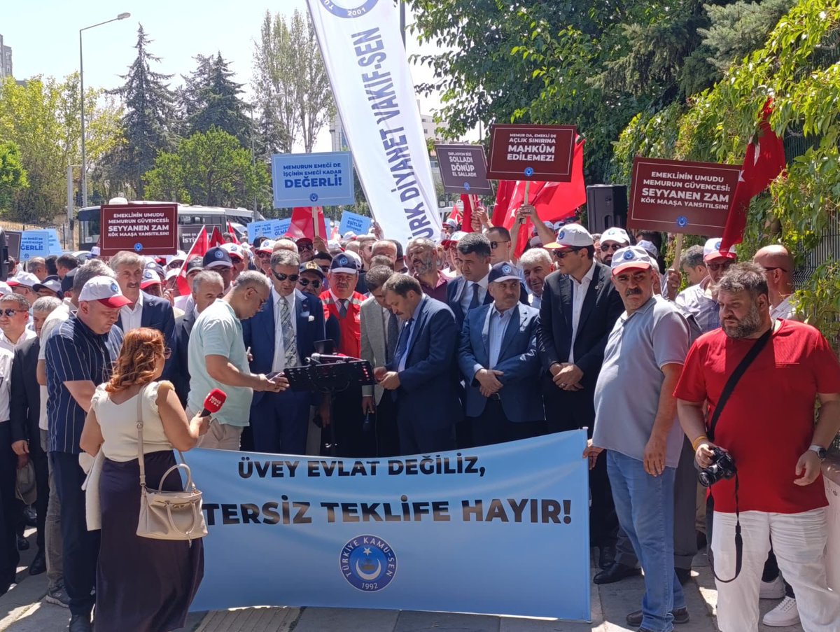 turkimarsen_'s tweet photo. Yetersiz teklife HAYIR! 
Çalışma ve Sosyal Güvenlik Bakanlığı önünde ve tüm Türkiye’de eşzamanlı olarak yetersiz teklife yönelik eleştirilerimizi  içeren basın açıklamamızı ve eylemimizi  yaptık. https://t.co/8FWCMIcYOp