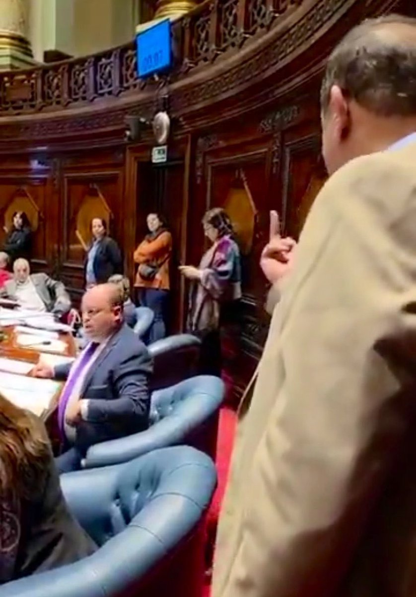 AlfTuitea's tweet photo. 🔴 Anoche se suspendió la interpretación porque el Senador Da Silva le dijo “puto de mierda” al Senador Olivera.

Que es un irrespetuoso, ya lo sabíamos, además de suma que es un homofobico, discriminador y utiliza lenguajes de odio.

No puede estar en el parlamento. https://t.co/swohCAwdn7