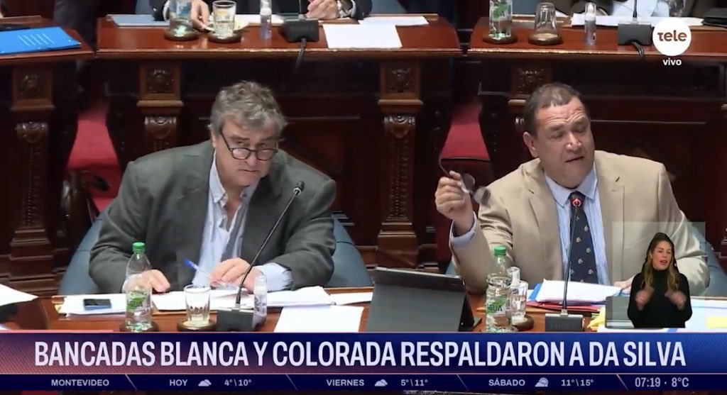🔴 Anoche se suspendió la interpretación porque el Senador Da Silva le dijo “puto de mierda” al Senador Olivera.

Que es un irrespetuoso, ya lo sabíamos, además de suma que es un homofobico, discriminador y utiliza lenguajes de odio.

No puede estar en el parlamento.