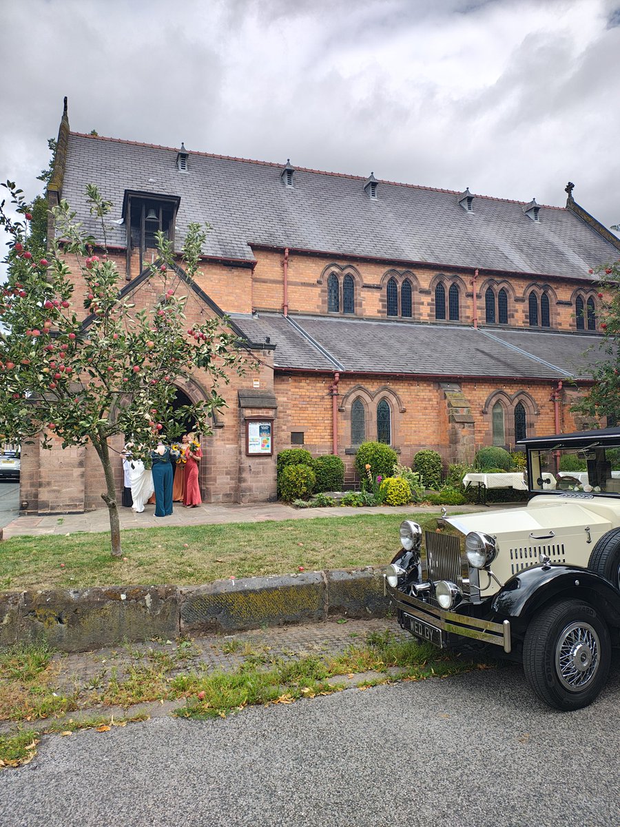 One of our Imperial Viscount Landaulette wedding cars waiting outside Christ Church in Chester #wedding #cars #liverpool #vintage #chester #christchurch  barringtonscars.co.uk