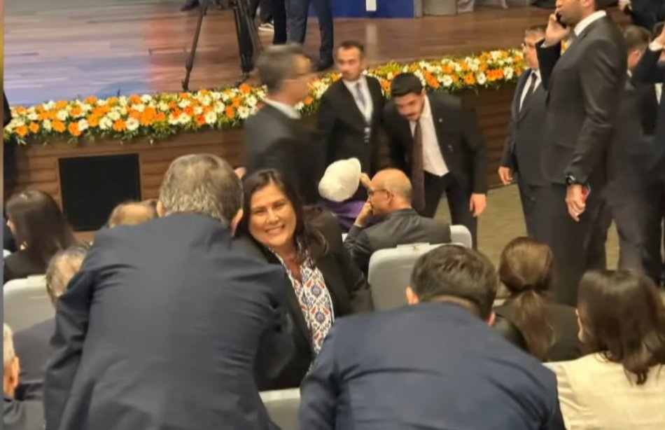 akisheber's tweet photo. #SonDakika | ÖZLEM ÇERÇİOĞLU'NUN AK PARTİ'DEKİ İLK FOTOĞRAFI  

CHP'den istifa eden Aydın Büyükşehir Belediye Başkanı Özlem Çerçioğlu, AK Parti binasına giriş yaptı. https://t.co/L6v3rEwU8Y