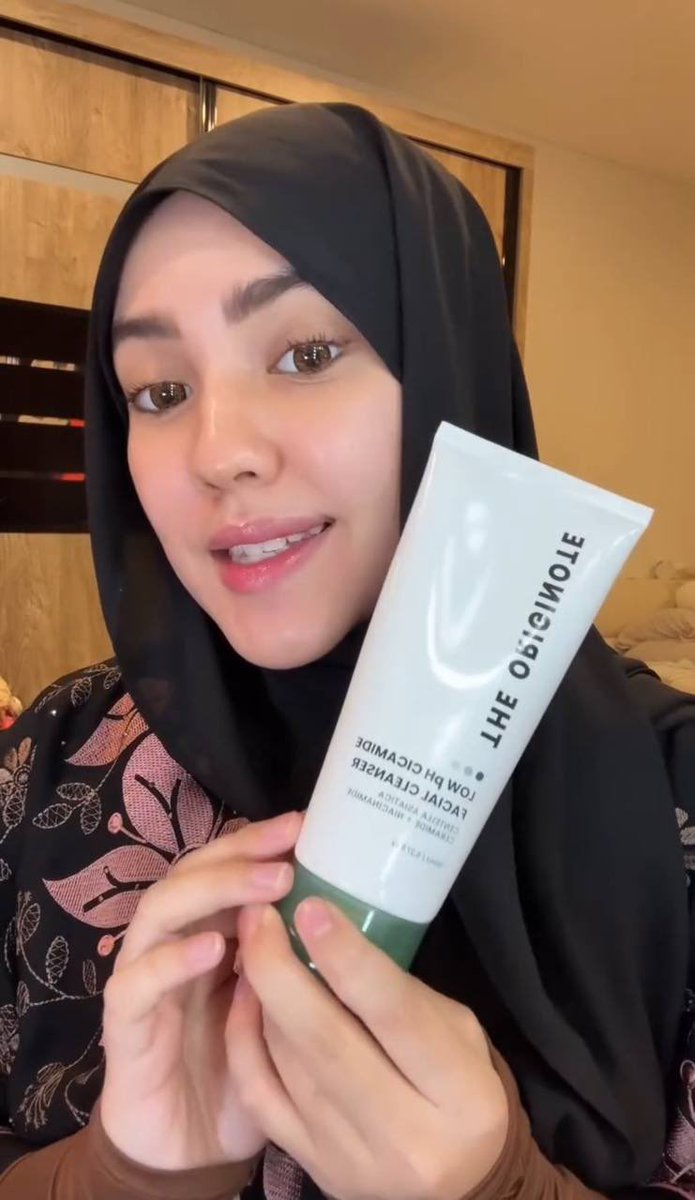 xxfinaaa's tweet photo. OKAY NOW I DAH FAHAM kenapa Dahlia kata cleanser RM12 ni macam high-end product! I sendiri dah try. Best gilaaa wehhh!! 🥹✋🏻💖✨ https://t.co/zjhojuOoUE