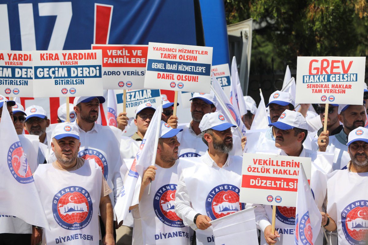 📍Diyanet-Sen olarak, 8. Dönem Toplu Sözleşme sürecinde Kamu İşveren Heyeti’nin sunduğu yetersiz teklifi, Hazine ve Maliye Bakanlığı önünde protesto ettik.

▪️Refah payı olmayan, taban aylığa zam içermeyen, gelirde adalet ve ücrette dengeyi sağlamayan hiçbir teklifi kabul