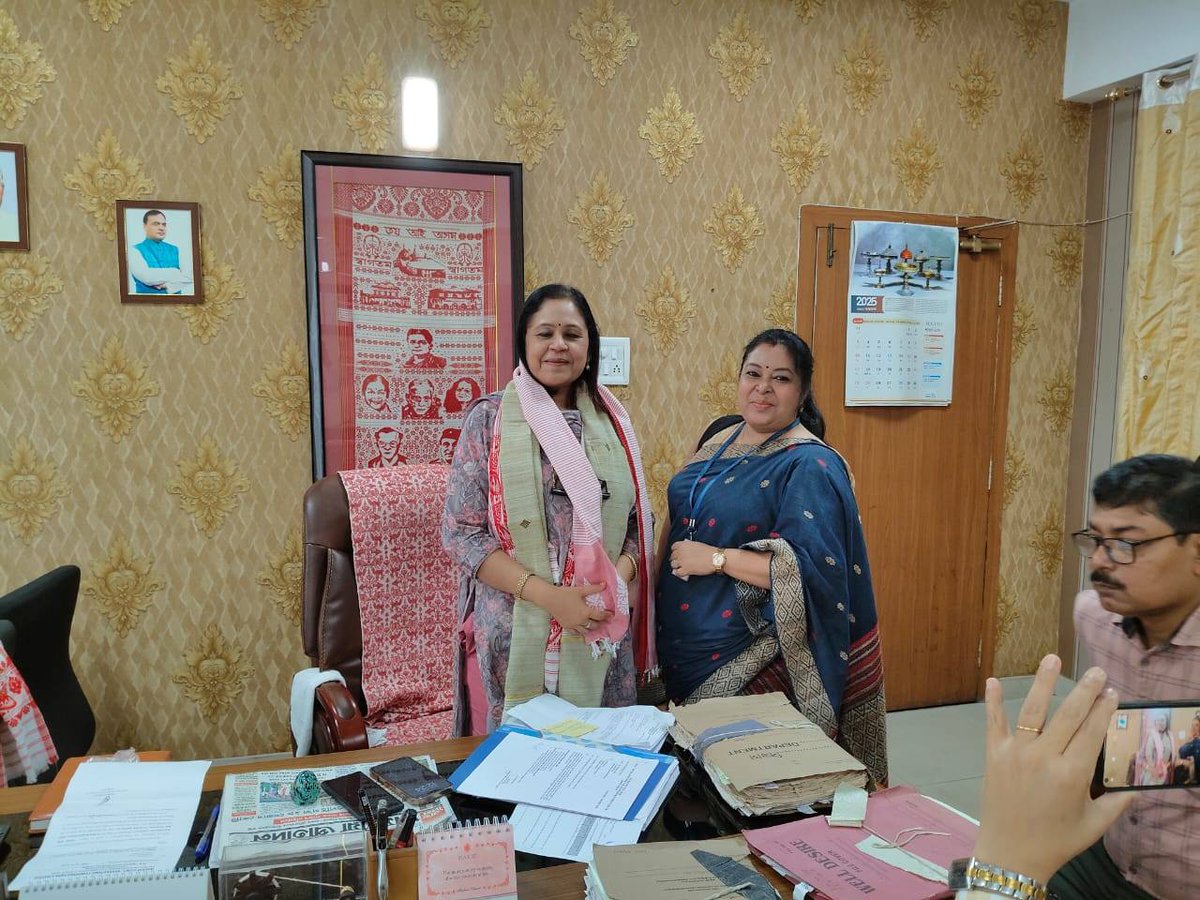 dhtassam's tweet photo. Today, a team from the Sualkuchi Institute of Fashion Technology visited the Directorate of H&amp;T, Assam.
The team extended a warm welcome to our newly joined Director, Smt. Moyuri Oja, ACS and felicitated her, marking the occasion with a gesture of goodwill and collaboration. https://t.co/H0IJ5CL7om