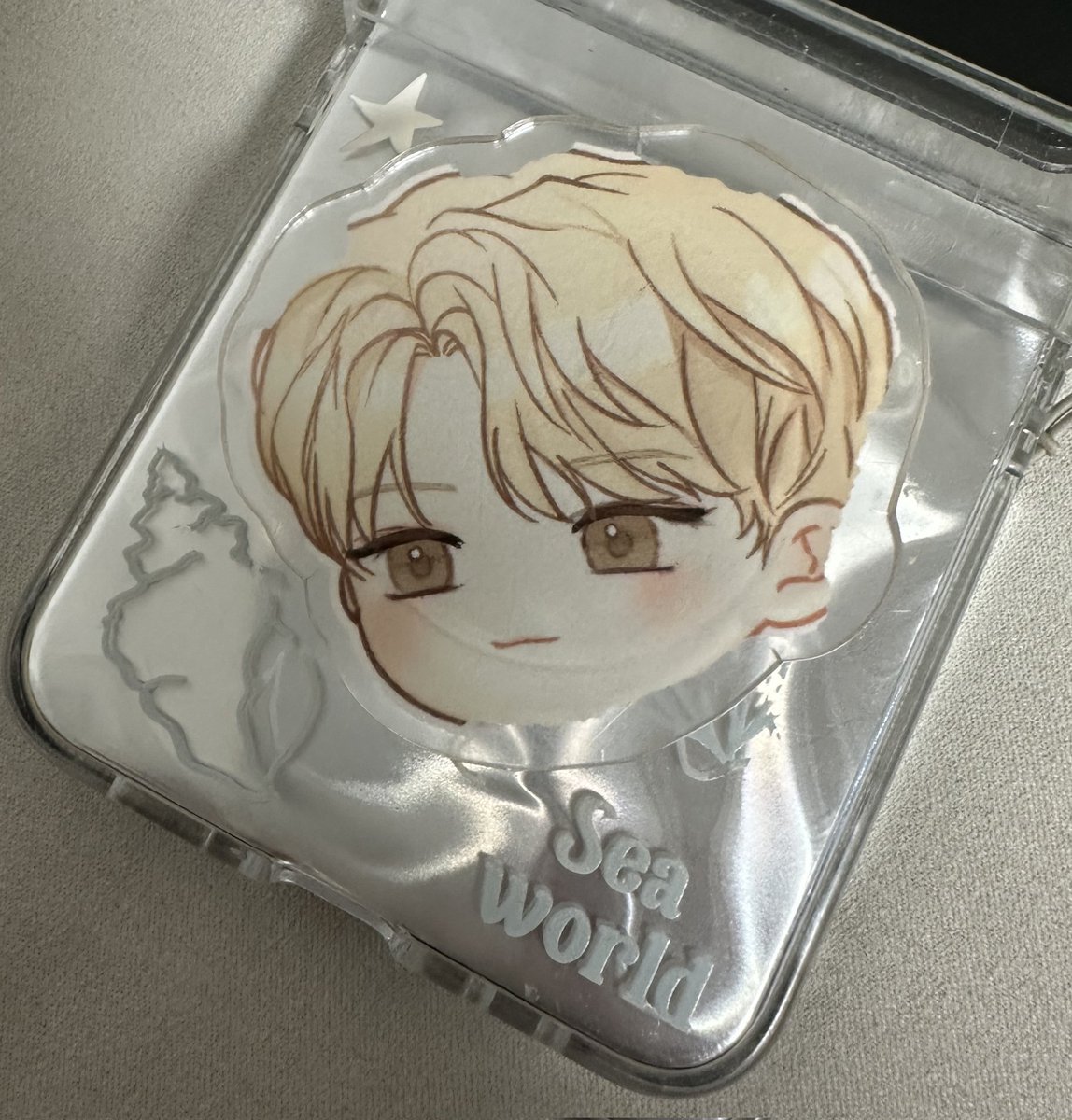 패어리키스 보니까 문득 제 휴대폰 케이스와 정언이 스마트톡이 잘 어울리더라구요🫣 조금 까지긴 했지만 인어요정도 어울렸을 것 같은 요정씨🩷