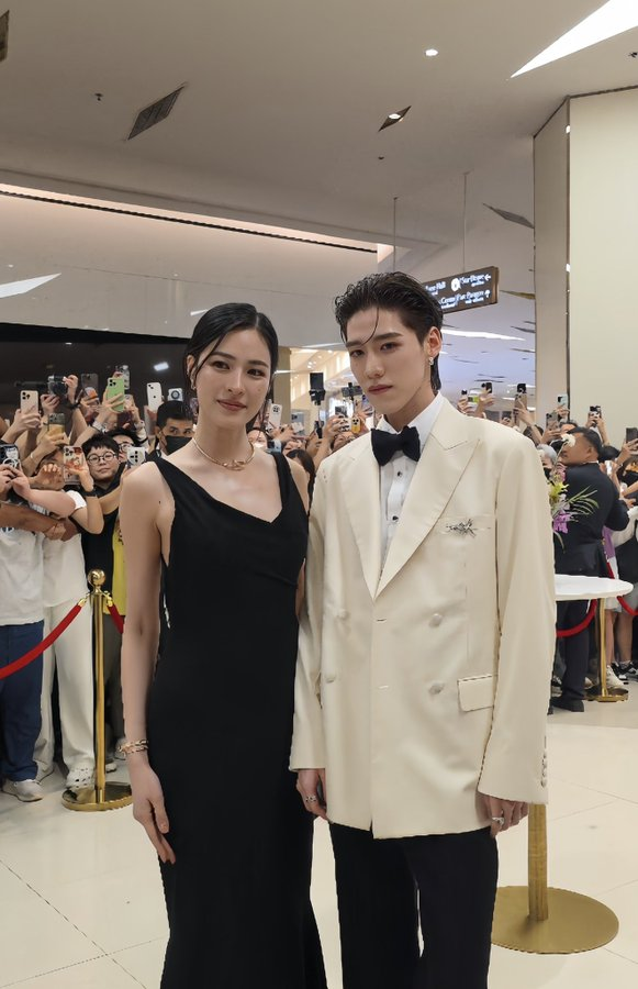sp_nusu's tweet photo. หลิง ขอถ่ายรูป คู่ อีกนึง  เขินมากกกกก

#CartierxPPKrit
#LinglingKwongCartierEvent
#linglingkwong และ #ppkritt https://t.co/tMxcXY72Qj
