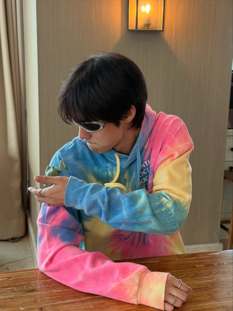 sena8626's tweet photo. Brightくん、カエル🐸飼うの？

Bright Vachirawit
#bbrightvc https://t.co/D5CXdPB3wl