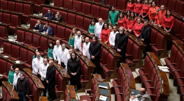 antonigr's tweet image. Los parlamentos también son escenario de protestas creativas y acciones de #ARTivismo.

La semana pasada, diputados italianos del @Mov5Stelle vistieron los colores de la bandera de Palestina en el Parlamento (vía @eldiarioes: t.ly/-vCCs).

Abro hilo con otros
