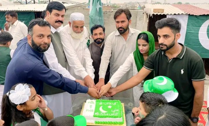 thePYJA's tweet photo. پوٹھوہار ینگ جرنلسٹ ایسوسی ایشن کی جانب سے یوم آزادی کی مناسبت سے منعقدہ تقریب میں ممبر کنٹونمنٹ بورڈ ارشد قریشی ، چیئرمین پوٹھوہار ینگ جرنلسٹ ایسوسی ایشن بابراورنگزیب چوہدری اور دیگر عہدہدران کیک کاٹتے ہوئے
#independenceday2025 #PakistanZindabad #14August #PYJA #cakecutting https://t.co/LJCGy6nzOo
