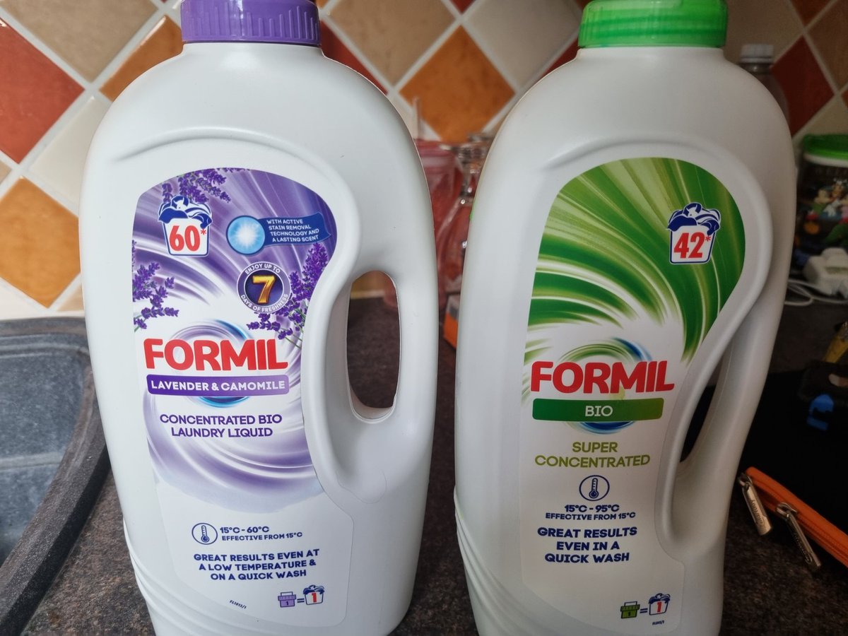 lynnymar's tweet photo. @LidlGB are you trying to pull the wool over our eyes??   You need more detergent per wash using the SUPER CONCENTRATED one than just the regular CONCENTRATED one.  How does that work? https://t.co/mhsbnktMOz