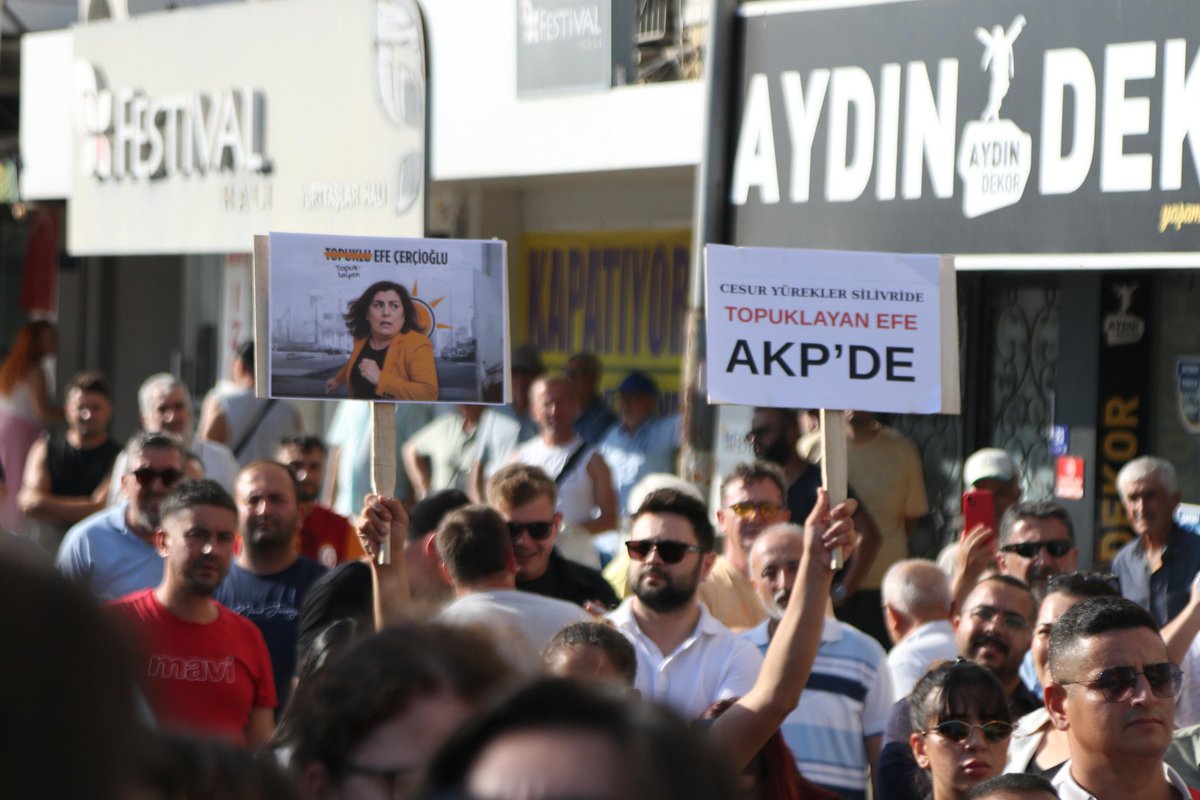 yenipartizmiril's tweet photo. Cesur yürekler Silivri'de, topuklayanlar AKP'de! 

Saray rejiminin 'Ya bendensin ya da Silivri'desin!' şeklindeki zorba anlayışına, topuklayanlara, memleketimizin içinden geçtiği bu karanlık dönemde yoldaşlarımız zindandayken partimizi yarı yolda bırakanlara, yolundan şaşanlara karşı; İl Başkanımız Sayın Şenol Aslanoğlu'nun selamıyla, İl Başkanvekilimiz Barış Özdemir başkanlığında Aydın'da, dayanışmamızı göstermek için Aydın İl Örgütümüzün yanındaydık. 

Bizde topuklu efeler de cesur yürekler de bitmez, ancak seçmeninin oyunu satanlar hesabı yine sandıkta, seçmene verir! Yalnız değilsin @AydinChp !