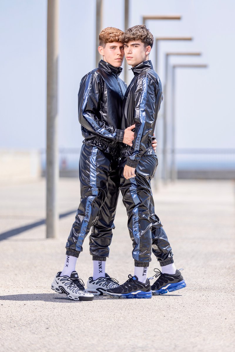 🧊NEW NEW NEW 🧊
TWINKX | MIDNIGHT SET I ICED BLACK/BLUE I NYLON PRO

✔ Exclusive ICED BLUE NYLON PRO exterior – Frozen Gloss finish 
✔ Matte black contrast stripes – arms &amp; legs
 ✔ Body-hugging cut with elastic cuffs &amp; waistband 
✔ Full-length front zipper