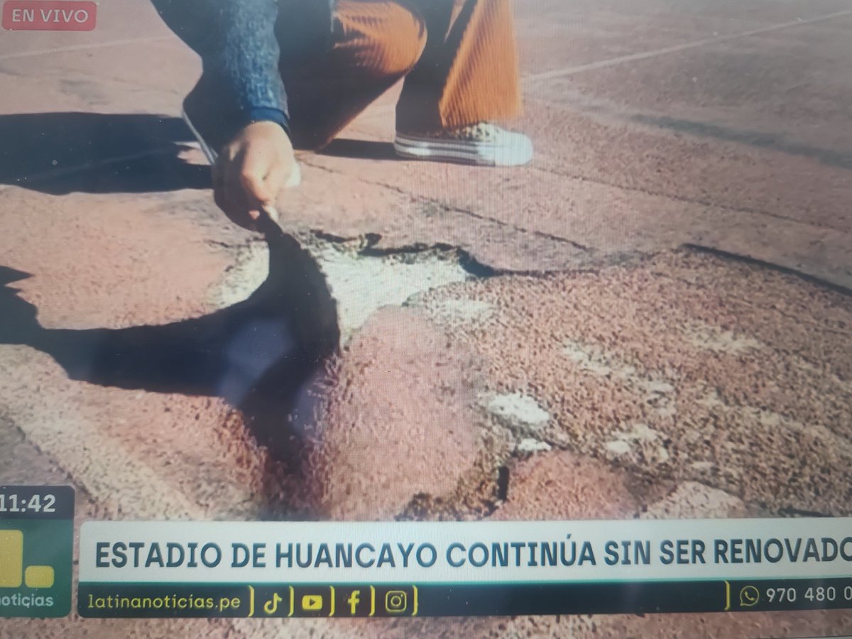 Hace un mes anunciaron que el estadio de Huancayo sería renovado, todo sigue igual...
Y se están realizando los Juegos Escolares regionales
Para cuando?