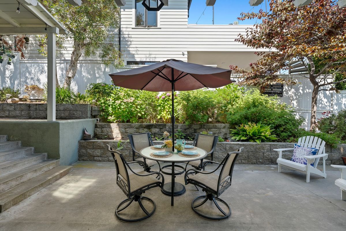 Quintessential Hill Section Gem With A Guest House🏡☀️

901 N Poinsettia Avenue, Manhattan Beach
4 beds | 4 baths | 2,700 sq.ft. (btv)
Offered at $3,425,000

Contact agent Dave Herbert for details
Call 310.940.9458
DRE#01946536