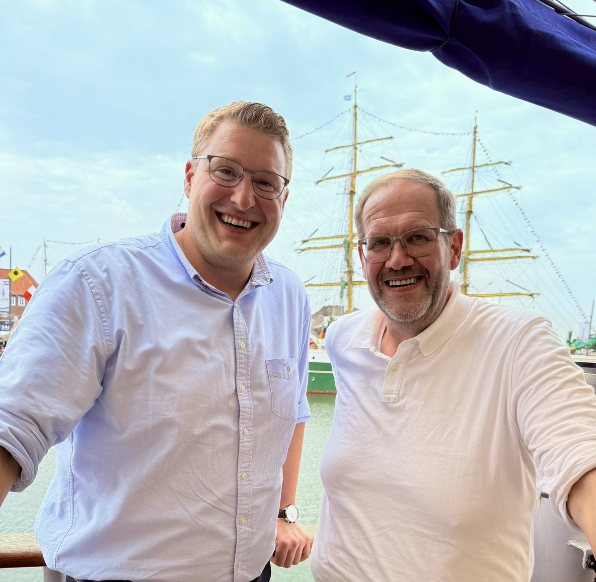 claasrohmeyer's tweet photo. Heute bei der #Sail in #Bremerhaven auf der #GorchFock im Neuen Hafen.
Viele gute Begegnungen -
und eine große Freude völlig überraschend auf @PaulZiemiak zu treffen.
Wer #Windjammer liebt - bis Sonntag noch ab nach Fischtown
#claasklar https://t.co/iYjd5to0Y5