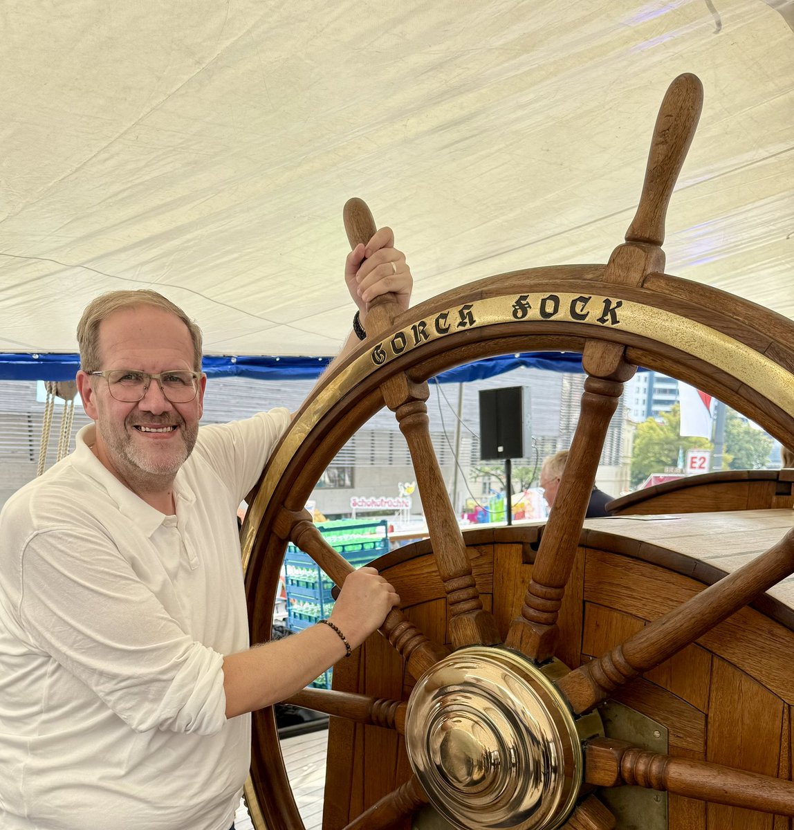 claasrohmeyer's tweet photo. Heute bei der #Sail in #Bremerhaven auf der #GorchFock im Neuen Hafen.
Viele gute Begegnungen -
und eine große Freude völlig überraschend auf @PaulZiemiak zu treffen.
Wer #Windjammer liebt - bis Sonntag noch ab nach Fischtown
#claasklar https://t.co/iYjd5to0Y5