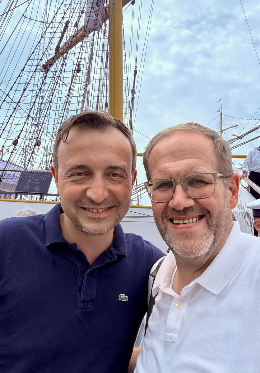 claasrohmeyer's tweet photo. Heute bei der #Sail in #Bremerhaven auf der #GorchFock im Neuen Hafen.
Viele gute Begegnungen -
und eine große Freude völlig überraschend auf @PaulZiemiak zu treffen.
Wer #Windjammer liebt - bis Sonntag noch ab nach Fischtown
#claasklar https://t.co/iYjd5to0Y5