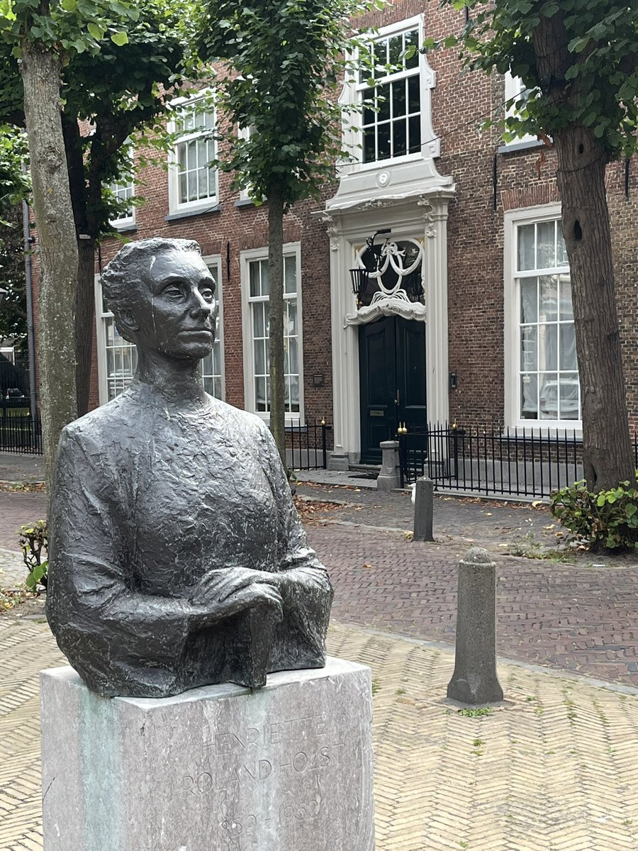 #HenrietteRolandHolst voor haar huis(je) in #Noordwijk👇
