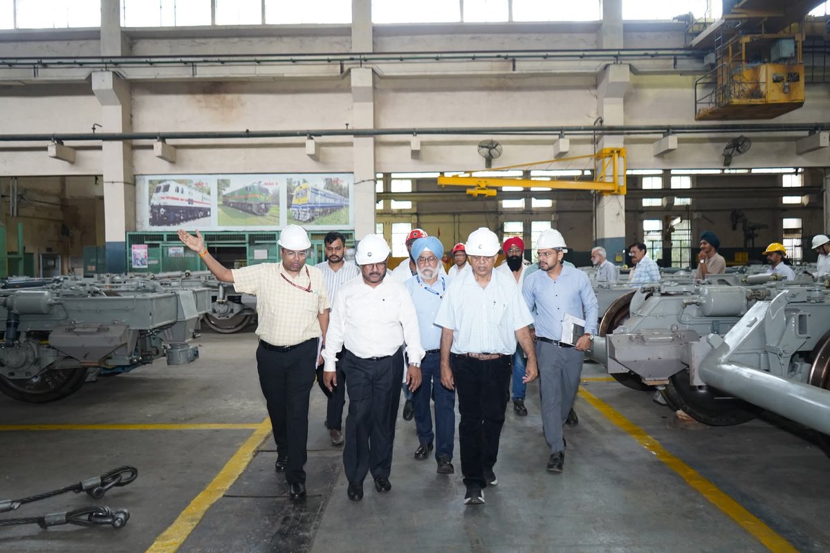 SurendraParash5's tweet photo. AM (PU), Railway Board during shop visit at PLW 🚆🔧—a step forward in manufacturing excellence and team spirit. #IndianRailways #PLW @plw https://t.co/QGFkIcIcKB