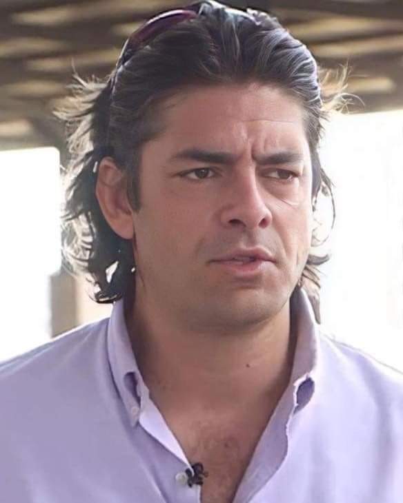 Bu adam kim biliyor musunuz, o Türkiye'de bir çiftçi.
Sencer Solakoğlu...
Tüm dünya peşinde ama o ülkesine yatırım yapıyor.
Yeni üretim teknikleriyle herkese örnek oluyor.
Bir çok dili anadili gibi konuşuyor.
Dünyayı takip ediyor.
Ekiyor, biçiyor ve üretiyor...
TEBRİKLER 👏