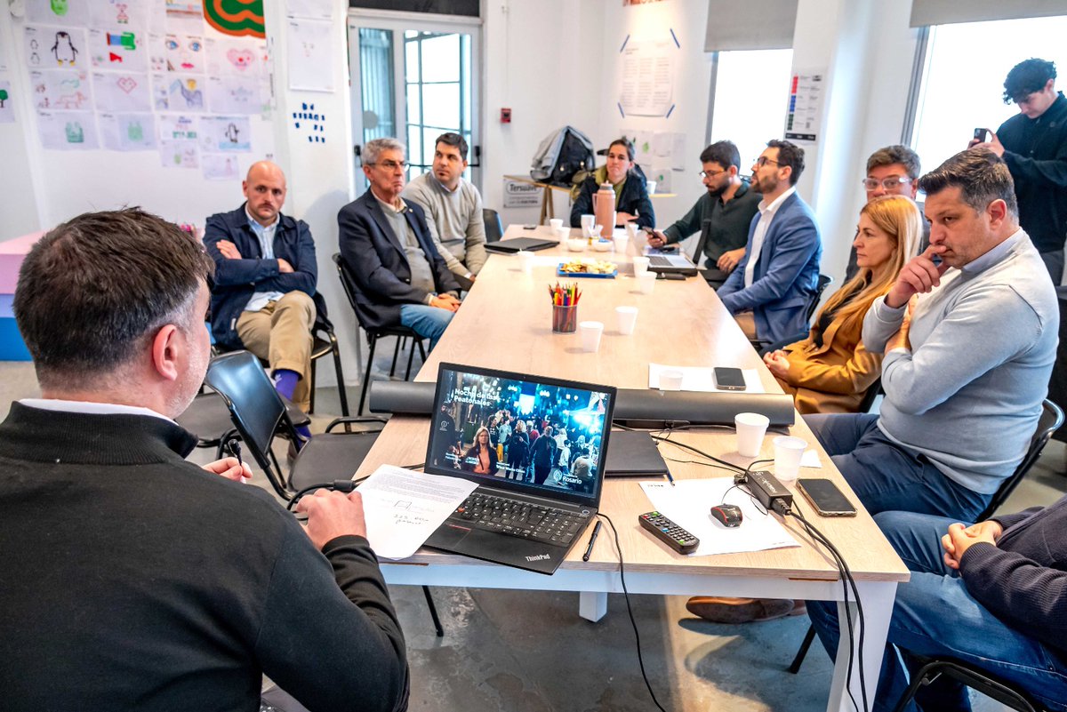 WhatWorksCities's tweet photo. Estábamos entusiasmados hasta las estrellas durante nuestra visita a la @MuniRosario.

Estamos muy agradecidos con el intendente @pablojavkin y con el equipo de Rosario por recibirnos y compartir cómo están usando los datos para diseñar políticas que mejoran la vida de las personas.

Nuestra visita incluyó un recorrido por la transformación urbana, charlas sobre el valor del deporte y los espacios públicos, y una visita al complejo de astronomía.

Leé más: https://t.co/w4V7vhjJ71