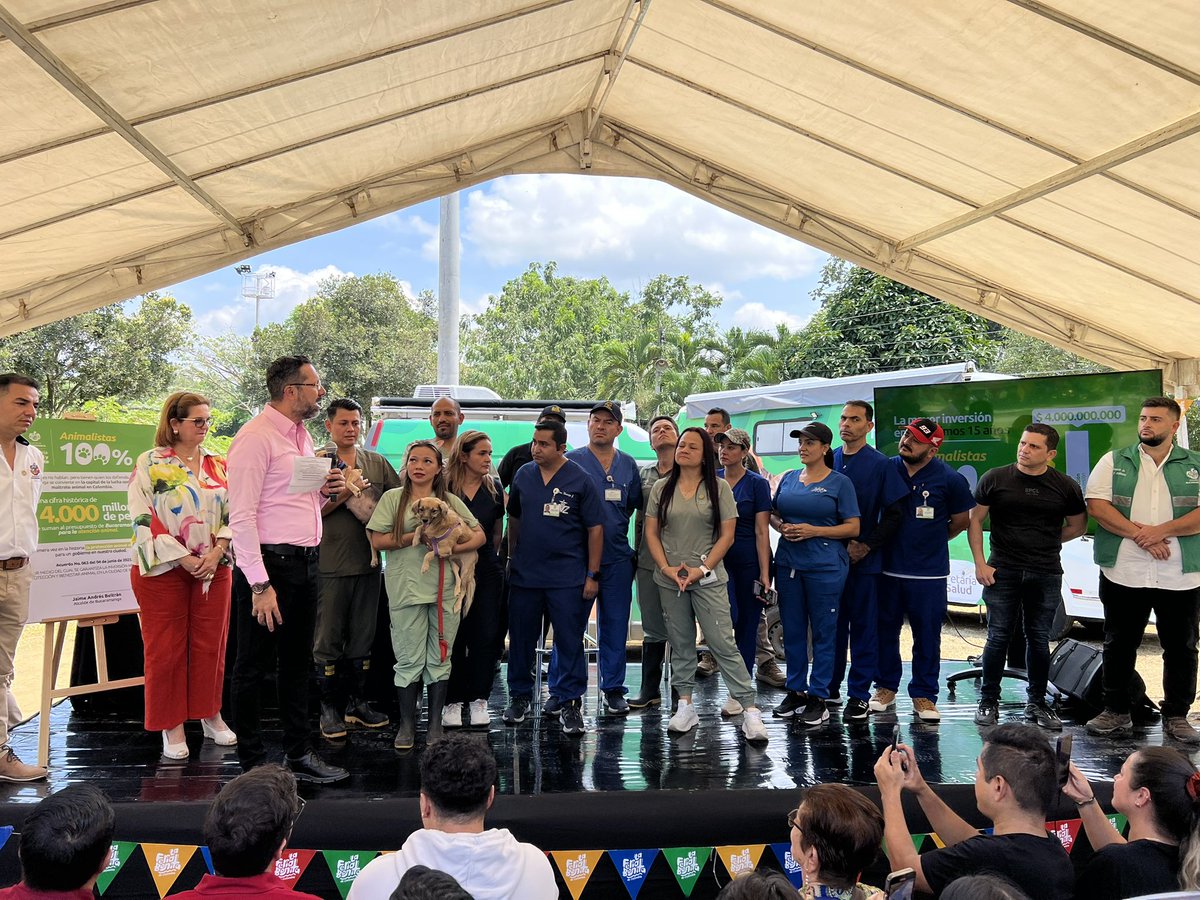 soyjaimeandres's tweet photo. ¡Día histórico para los animalitos de Bucaramanga! 

Hoy sancionamos el proyecto de acuerdo que multiplicará la inversión para la atención animal en Bucaramanga en 4 mil millones de pesos. 

Presentamos las dos móviles que recorrerán Bucaramanga prestando servicio gratuito de veterinaria y esterilización. 

Aumentamos el personal médico veterinario disponible en la Unidad de Bienestar Animal.