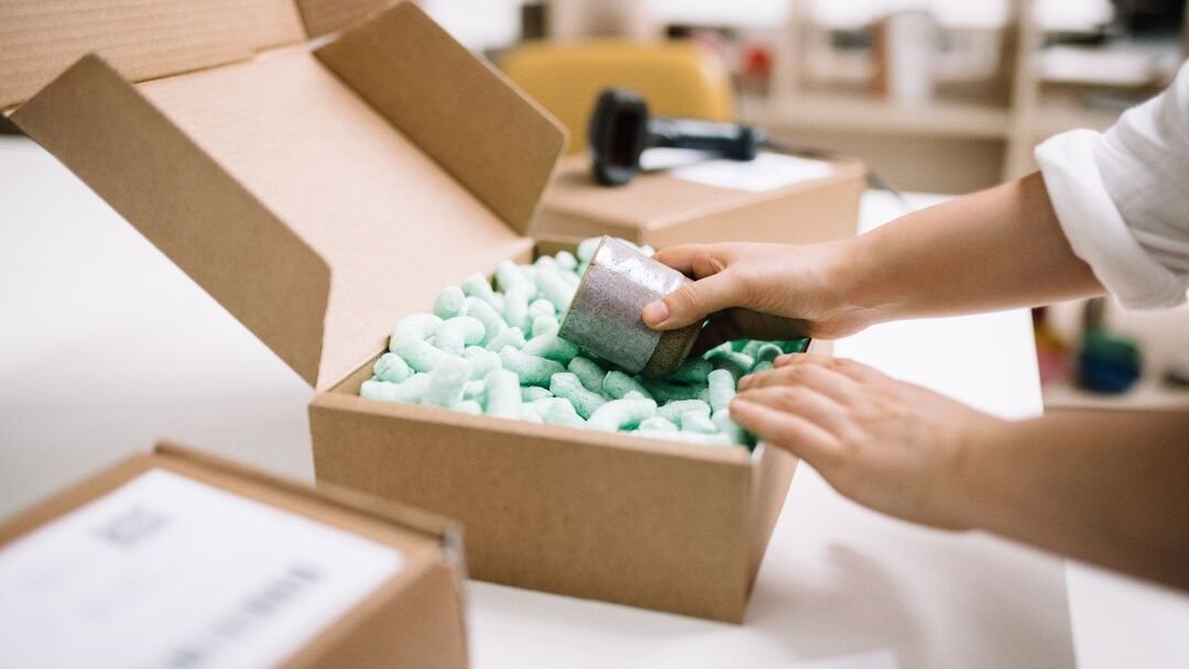 PrestaShop's tweet image. How much empty space is in the average e-commerce package? According to ADEME, about 50%, which means more packaging, more transport, and higher costs for half-filled boxes.
Yet 25% of French consumers would pay more for eco-friendly packaging. Read more: bit.ly/3HxADnW