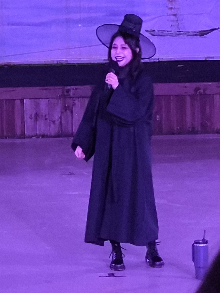 __ame__cos's tweet photo. 어제 민속촌에 예은 언니 공연 보고 왔어요.
저 진짜 데뷔 팬인데 행복해서 즉사할 뻔했고, 다시 현생 열심히 살게요.
충격 실화! 안예은 님 진짜 귀여우시고 레알 귀엽다. 라이브 깡패, 귀신들 목소리로 기강 잡음. 이 여성 귀여워. https://t.co/l28Zch4zqX