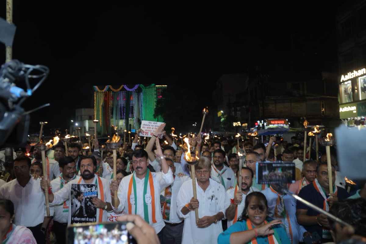 AmitChavdaINC's tweet photo. #VoteChori #વોટ_ચોર_ગદ્દી_છોડ 
#Congress 
#vadodara #મશાલ_રેલી https://t.co/42ylafWqxx