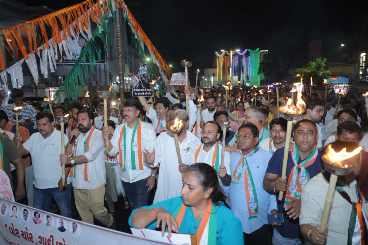 AmitChavdaINC's tweet photo. #VoteChori #વોટ_ચોર_ગદ્દી_છોડ 
#Congress 
#vadodara #મશાલ_રેલી https://t.co/42ylafWqxx