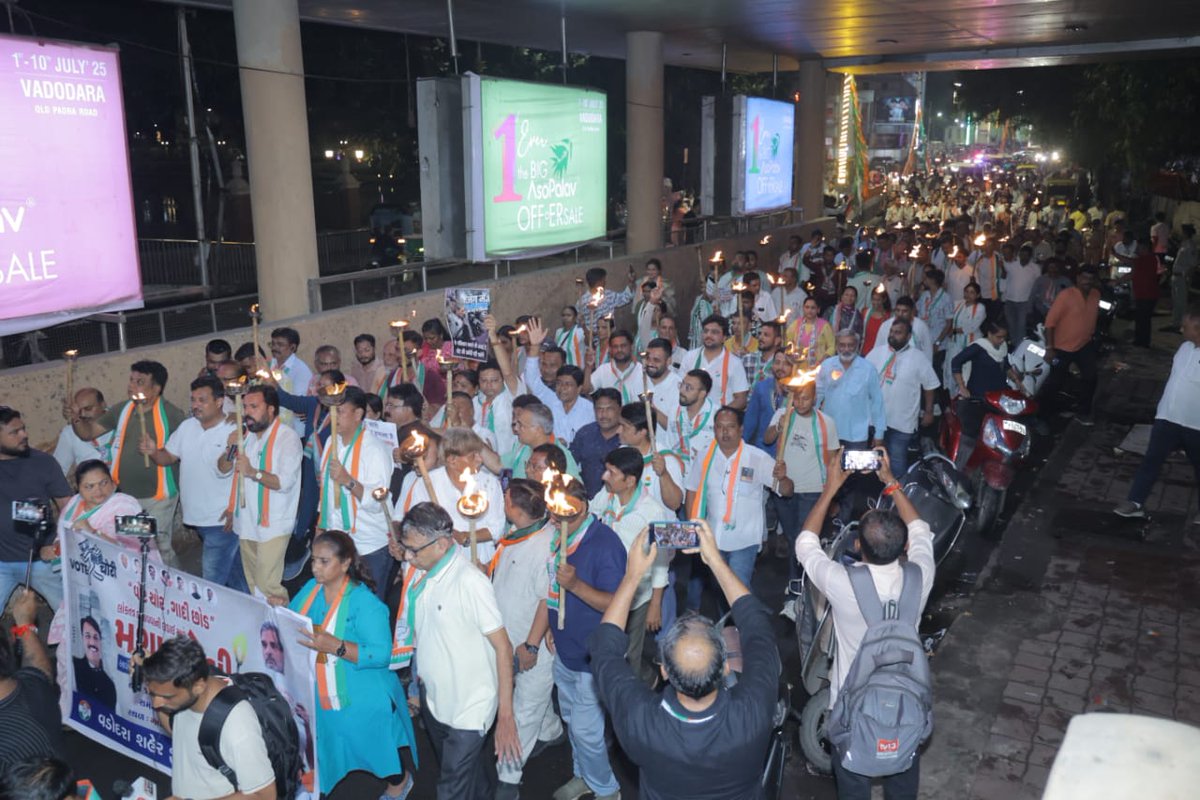 AmitChavdaINC's tweet photo. #VoteChori #વોટ_ચોર_ગદ્દી_છોડ 
#Congress 
#vadodara #મશાલ_રેલી https://t.co/42ylafWqxx