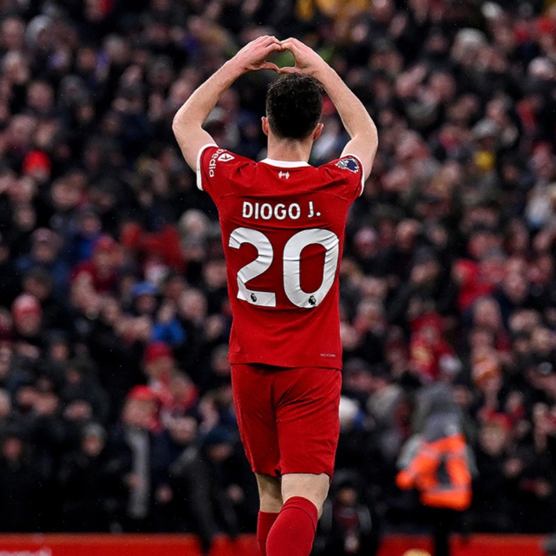 LFC's tweet photo. A commemorative T-shirt in memory of Diogo Jota has been launched by @LFCRetail, with all profits going to @LFCFoundation to support a grassroots football programme in his name ❤️