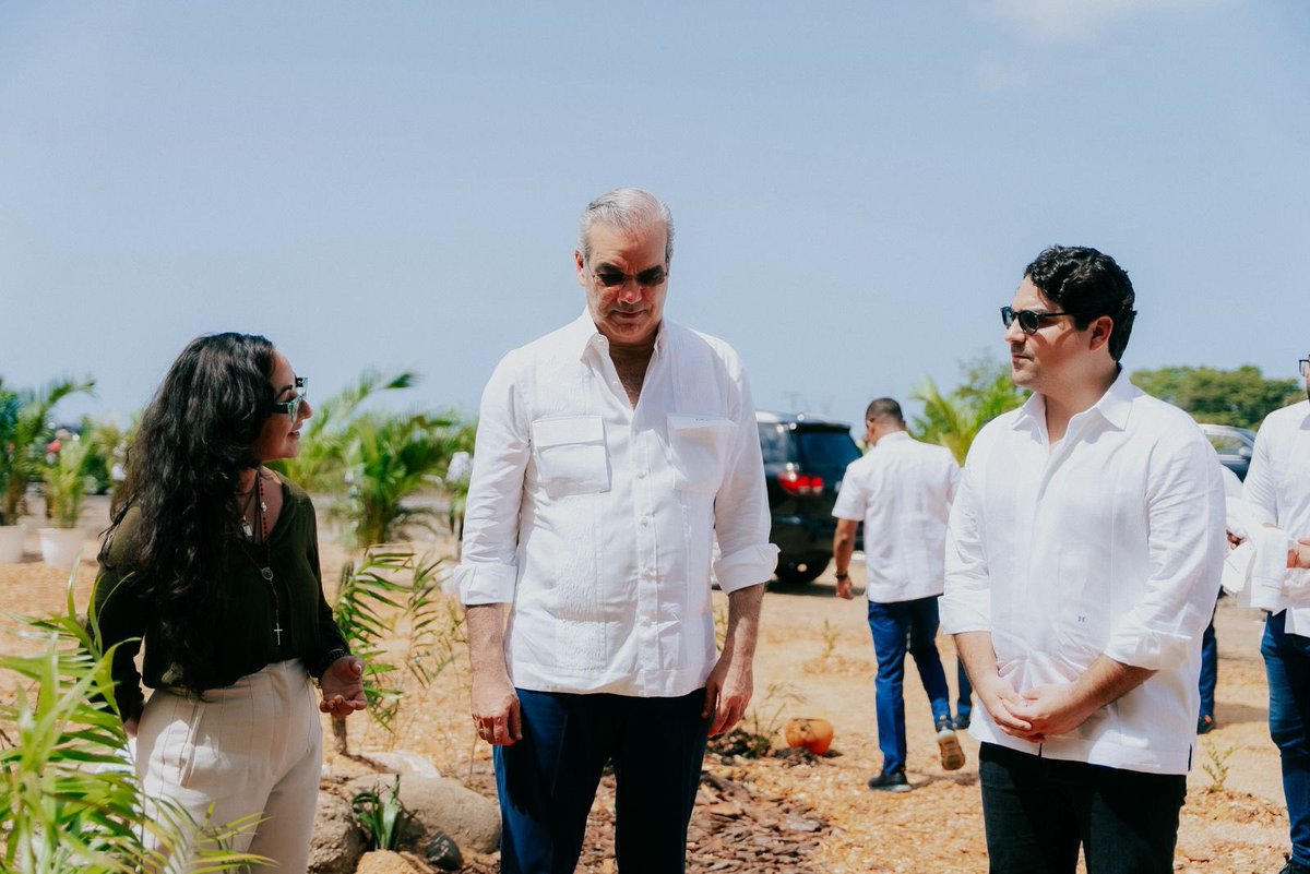 Hostos Rizik Lugo (@hostosr) on Twitter photo En el marco de la inauguración de la circunvalación de Bani esta mañana, el presidente <a href="/luisabinader/">Luis Abinader</a> y @raquel_arbaje sembraron la planta número 15,000 de un total de 15,213 plantas de los viveros del Ministerio de Medio Ambiente, el Botánico de Santiago y el Saltadero de En el marco de la inauguración de la circunvalación de Bani esta mañana, el presidente <a href="/luisabinader/">Luis Abinader</a> y @raquel_arbaje sembraron la planta número 15,000 de un total de 15,213 plantas de los viveros del Ministerio de Medio Ambiente, el Botánico de Santiago y el Saltadero de
