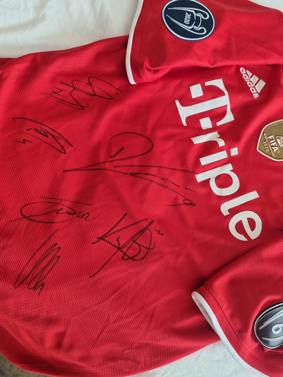 Robben25052013's tweet image. Wenigstens hab ich noch ein Autogramm auf dem Triple Trikot von #Coman ❤️