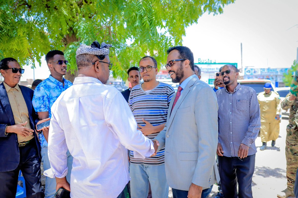 NortheastMediaN's tweet photo. Musharax Madaxwayne Mudane Ambassador Gamal Hassan ayaa maanta kormeer ku tegay goobaha ay isugu yimaadaan bulshada caasimadda Waqooyi Bari ee Soomaaliya, isagoo u kuurgelaya aragtiyaha dadweynaha ee ku aaddan marxaladda dawlad-dhiska yahay. #waqooyibari #Laascaanood #share https://t.co/J9sjMrQyhu