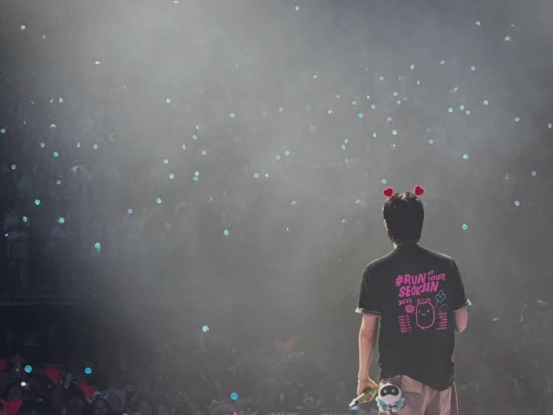 hourjinnie's tweet image. Uk_Tai (RUN JIN CREW’s Bassist Yoo Hyunwook) on Instagram 📸

👤 “JIN S2 🇺🇸
ARMY S2 🇬🇧FOREVER &amp;lt;3 🇳🇱”

THANK YOU RUNSEOKJINepTOUR
RUN WITH JIN FOREVER
#행복했다_런석진투어_수고했어_김석진
#김석진의_도전은_계속됩니다