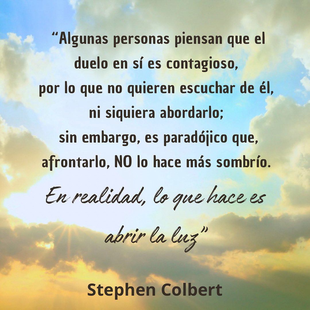 Normalicemos hablar de duelo

 de dañar, es el camino para sanar. ❤️‍🩹

👉🏻 La frase que hoy comparto es de una reconocida figura de la televisión estadounidense, quien perdió a sus dos hermanos y a su padre cuando tenía apenas 10 años.

✨ Sigamos abogando por un duelo más