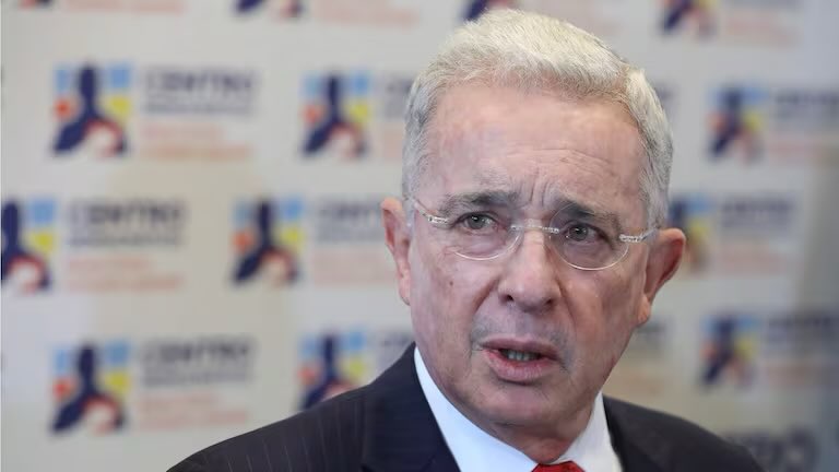 🚨La defensa de Uribe presentó la apelación ante el Tribunal Superior de Bogotá, argumentando errores en la valoración de pruebas, interceptaciones ilegales y una supuesta motivación política en el fallo. Solicitan la absolución del proceso, con respuesta antes del 15 de octubre.