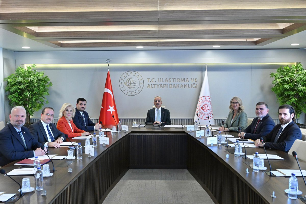 AK Parti Genel Sekreterimiz ve İzmir Milletvekilimiz Sn. Eyyüp Kadir İnan, İl Başkanımız Sn. Bilal Saygılı, Milletvekillerimiz Sn. Ceyda Bölünmez Çankırı, Sn. Şebnem Bursalı ve Sn. Yaşar Kırkpınar ile birlikte Ulaştırma ve Altyapı Bakanımız Sn. Abdülkadir Uraloğlu ile bir araya