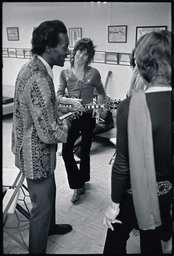 crockpics's tweet photo. Mick Jagger, Keith Richards, and Chuck Berry backstage in California, 1969 https://t.co/F2zADkjRv1