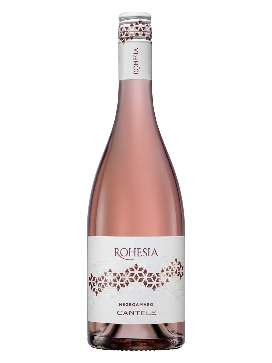 A #cena dal #Salento il #Rohesia 2024 di #Cantele, #Negroamaro #Rosato che profuma di rosa, mandarino, iris, pesca noce e fiori di rosmarino; al sorso ha decisa aderenza sapida, anticipata da dolcezza floreale e seguita da calda persistenza agrumata, winenews.it/it/cantele-sal…