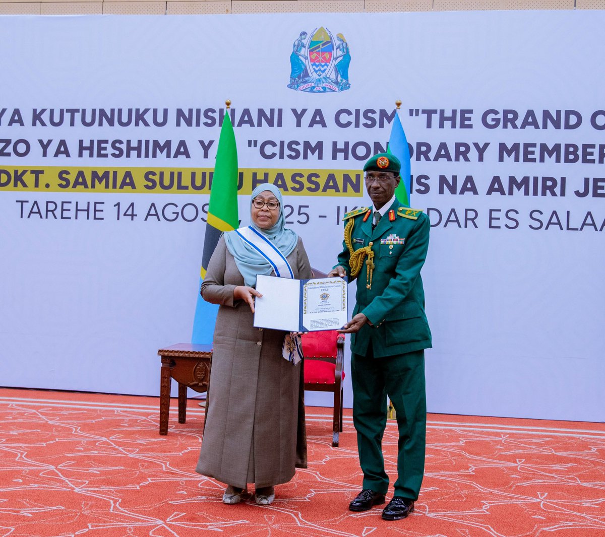 SuluhuSamia's tweet photo. Mapema leo Ikulu, Dar es Salaam nimepokea Nishani ya Heshima ya Juu ya Baraza la Michezo ya Majeshi Duniani (The Grand Cordon). Hii ni heshima kubwa kwangu, kwa Jeshi la Ulinzi la Wananchi wa Tanzania (JWTZ) na Tanzania kwa ujumla. 

Tuzo hii ni matokeo ya kazi tunayoendelea kuifanya katika kuliwezesha Jeshi la Ulinzi la Wananchi wa Tanzania kushirikiana kimataifa katika maendeleo ya michezo ya majeshi na kusimamia misingi ya amani, mshikamano, urafiki, usawa, uadilifu na ushupavu.

Nchi yetu ni mwanachama wa baraza hili tangu mwaka 1973, ambapo sasa lina jumla ya nchi 142. Majukwaa haya ya michezo ya kijeshi ni nyenzo muhimu ya kujenga mshikamano wa kijeshi unaovuka mipaka ya kijiografia na tofauti za kimila na kitamaduni, sambamba na kuchochea urafiki na kuaminiana miongoni mwa vikosi vya ulinzi na usalama.

Ninampongeza Mkuu wa Majeshi ya Ulinzi, Jenerali Jacob John Mkunda kwa kufanikisha Mkutano Mkuu wa 79 wa Baraza la Michezo ya Majeshi Duniani (CISM) uliofanyika nchini Tanzania na kushuhudia ushiriki wa wageni mbalimbali. Nitalifanyia kazi ombi la CISM la kuandaa mashindano ya kimataifa ya michezo ya majeshi nchini Tanzania.