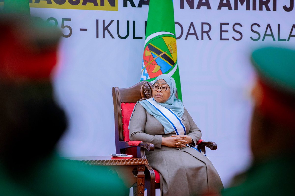 SuluhuSamia's tweet photo. Mapema leo Ikulu, Dar es Salaam nimepokea Nishani ya Heshima ya Juu ya Baraza la Michezo ya Majeshi Duniani (The Grand Cordon). Hii ni heshima kubwa kwangu, kwa Jeshi la Ulinzi la Wananchi wa Tanzania (JWTZ) na Tanzania kwa ujumla. 

Tuzo hii ni matokeo ya kazi tunayoendelea kuifanya katika kuliwezesha Jeshi la Ulinzi la Wananchi wa Tanzania kushirikiana kimataifa katika maendeleo ya michezo ya majeshi na kusimamia misingi ya amani, mshikamano, urafiki, usawa, uadilifu na ushupavu.

Nchi yetu ni mwanachama wa baraza hili tangu mwaka 1973, ambapo sasa lina jumla ya nchi 142. Majukwaa haya ya michezo ya kijeshi ni nyenzo muhimu ya kujenga mshikamano wa kijeshi unaovuka mipaka ya kijiografia na tofauti za kimila na kitamaduni, sambamba na kuchochea urafiki na kuaminiana miongoni mwa vikosi vya ulinzi na usalama.

Ninampongeza Mkuu wa Majeshi ya Ulinzi, Jenerali Jacob John Mkunda kwa kufanikisha Mkutano Mkuu wa 79 wa Baraza la Michezo ya Majeshi Duniani (CISM) uliofanyika nchini Tanzania na kushuhudia ushiriki wa wageni mbalimbali. Nitalifanyia kazi ombi la CISM la kuandaa mashindano ya kimataifa ya michezo ya majeshi nchini Tanzania.