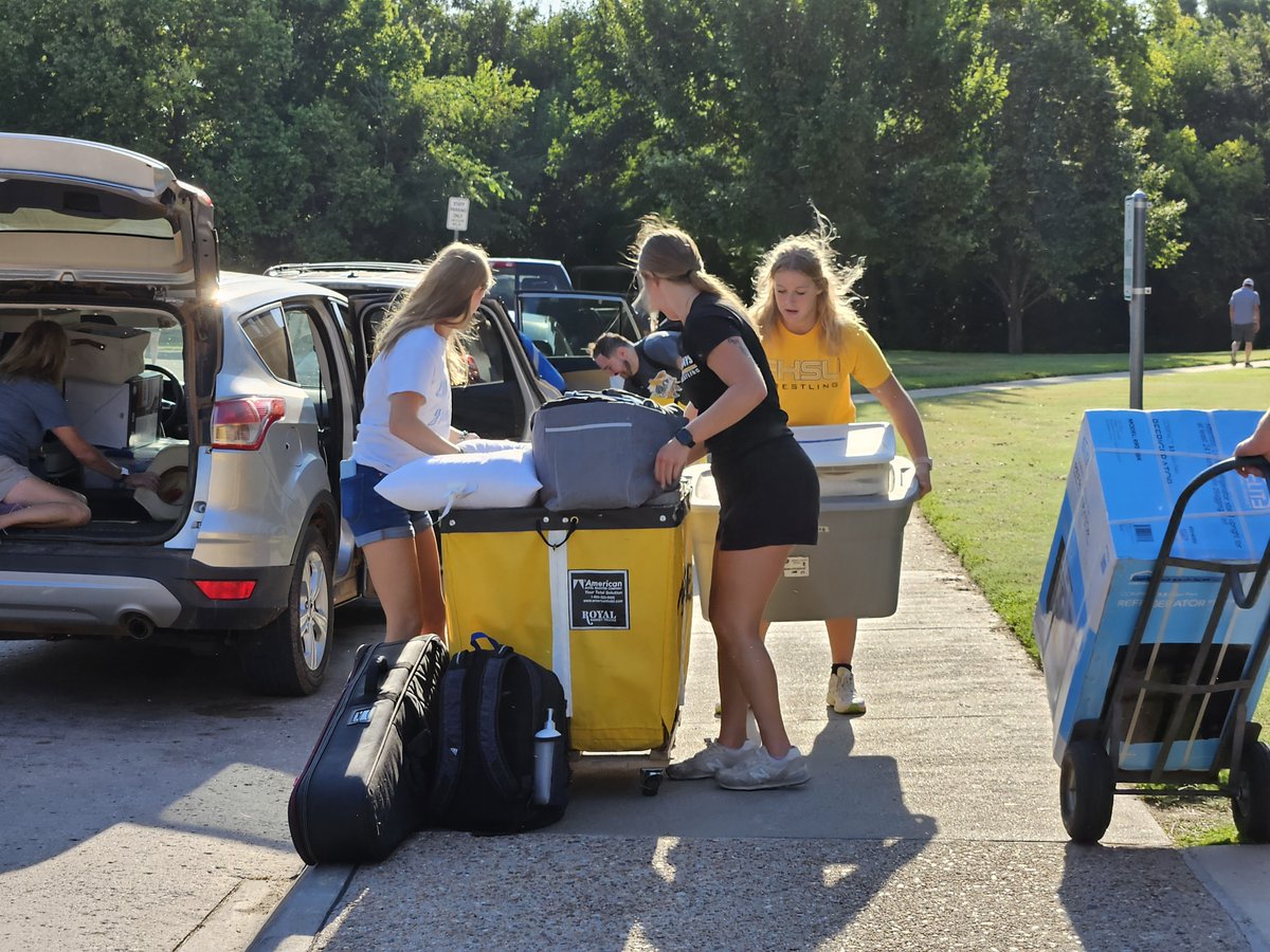 Move-In Day vibes! Tigers are everywhere, lending a hand, unloading cars, hauling things upstairs, and keeping the energy high. Huge thanks to our volunteer crew for making move-in fast, fun, and full of Tiger spirit!