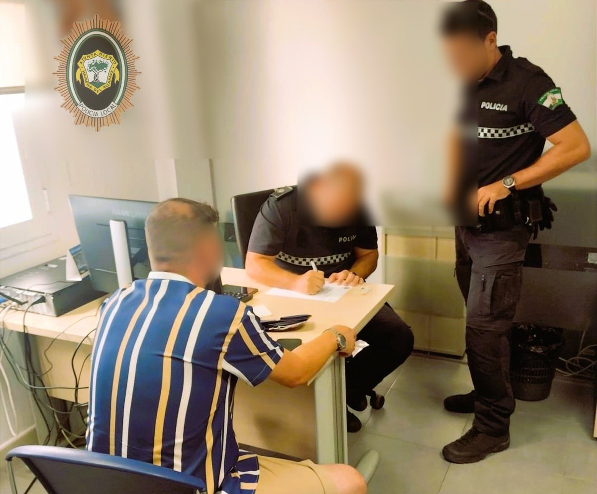 ¡Un gesto de honestidad! 🙌 
Hoy queremos destacar un acto que refleja la integridad y el compromiso de nuestros vecinos y vecinas. Una joven encuentra una cartera con 800€ y se la entrega a unos agentes que pasan por el lugar. A los pocos minutos se le entrega a su dueño 🙂