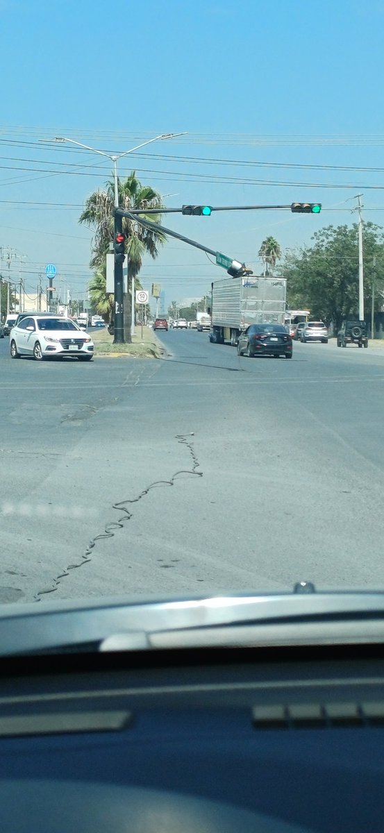 pollowings's tweet photo. @Cicmty @SSP_Apodaca  boulevard julian treviño y 16 de septiembre col villas de huinalá #apodaca  semáforo a punto de caer https://t.co/njUmXKm4G6