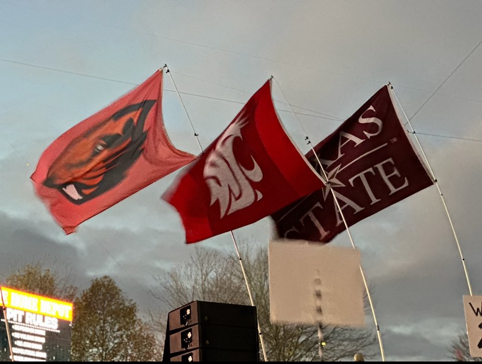 It’s about that time! <a href="/CollegeGameDay/">College GameDay</a> 2025 debuts in Columbus, OH on August 30. We need some faithful <a href="/TXSTATEFOOTBALL/">Texas State Football</a> fans to show their <a href="/txst/">Texas State University</a> pride by flying the <a href="/OMGFlag/">OMG Flag</a> every week! It’s a great memory maker-just ask <a href="/AGuevaraIII/">Dr. Abel Guevara III</a>! Sign up below:
⭐️🐾🇱🇻
alumni.txst.edu/show-your-supp…