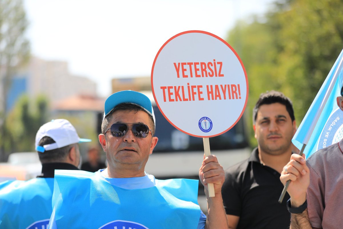 sagliksen's tweet photo. Her zor şartta fedakârca görev yapan 850 binden fazla sağlık ve sosyal hizmet profesyoneli hakkını istiyor, fazlasını değil.

Adil bir teklif bekliyoruz.

#TeklifYenilensin https://t.co/SLnbEHrNkH