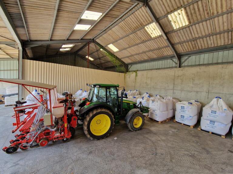 OlivierCOSTE2's tweet photo. Un ensemble,pour lequel nous n’avons pas l’habitude @BONNIN1402 de voir sous cet hangar 😮.
Il est à quelques mètres @terresinovia,de notre bureau @Soufflet_Agri.
#CeuxQuiFontLesEssais #ACI ont terminé avant le #15août,un essai variété #Colza et #ColzaRobuste💪 sur la #Bourgogne. https://t.co/6SbgXHwXCV