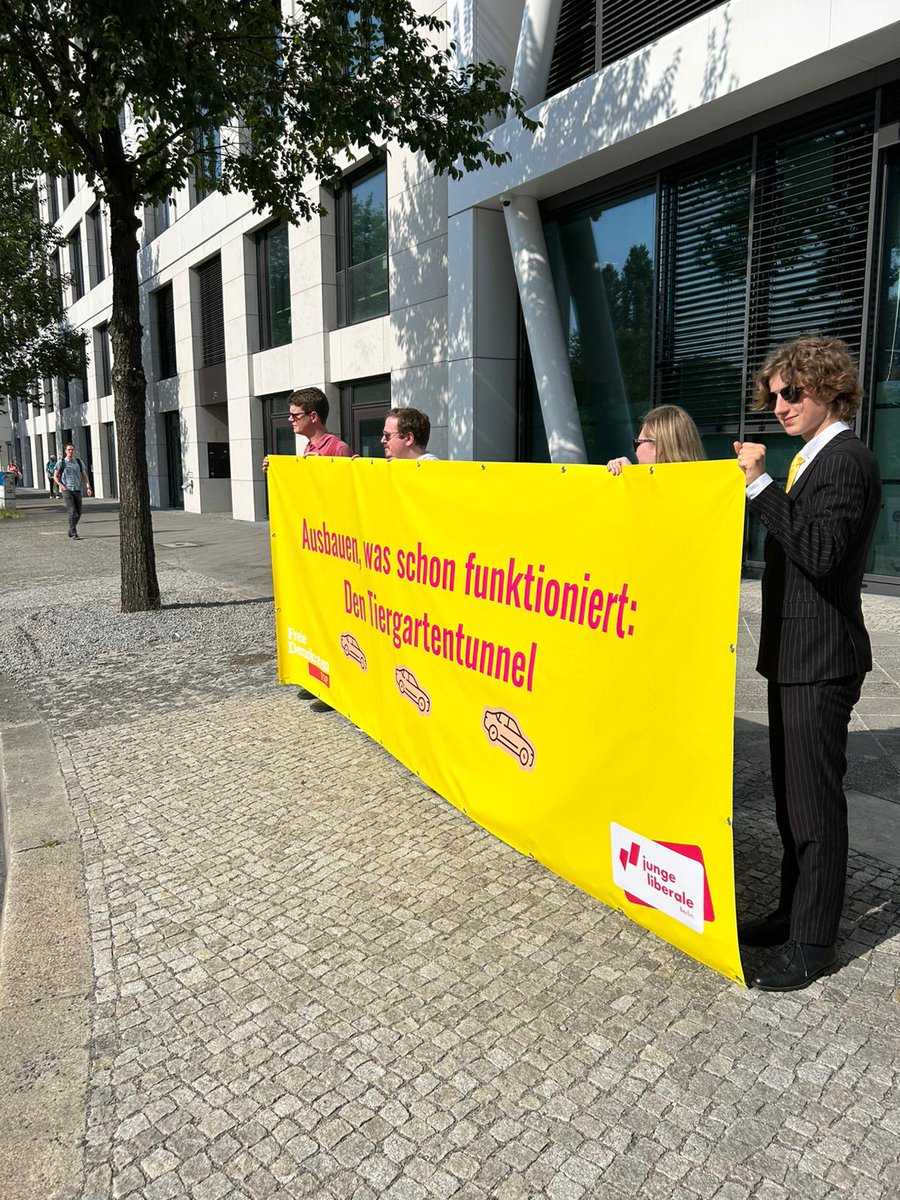 Liebe Beatrice Höllen, liebe <a href="/JuLisMitte/">JuLis Berlin-Mitte</a> und Berlin, vielen Dank, dass ihr gemeinsam mit mir bei strömendem Regen oder in 30 Grad Hitze unter der Woche nach eurem Feierabend für die #FDP auf die Straße geht und die Fahne hochhaltet. Egal ob für den Ausbau des Tiergartentunnels,